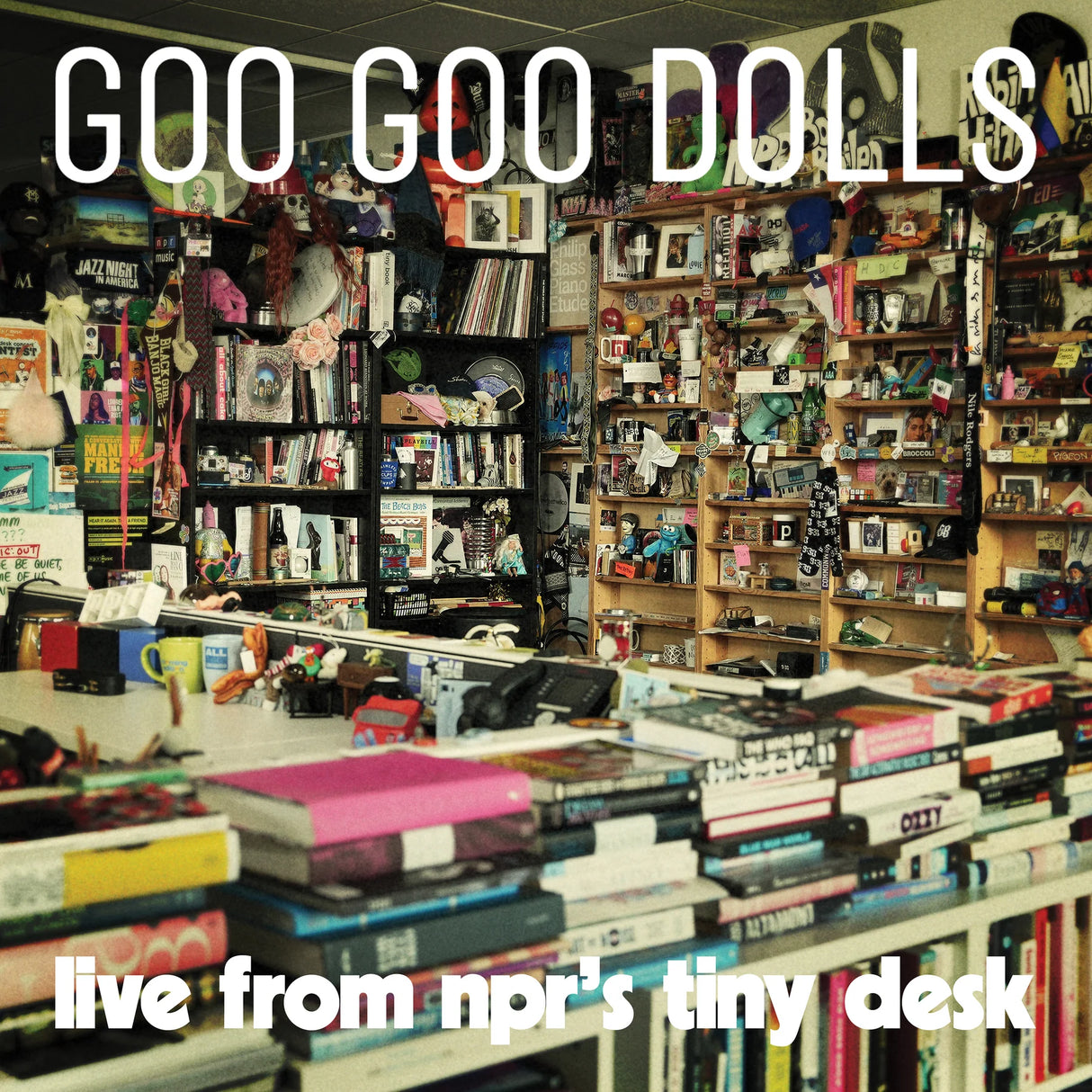 书店内部，书架和书籍堆满整个空间，上方有'Goo Goo Dolls'的字样和'live from NPR's Tiny Desk'的文本。